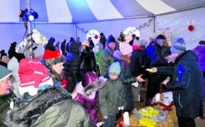 Joulupolku toteutettiin tänäkin vuonna kymmenien eri toimijoiden ja lukuisten vapaaehtoisten voimin. Kuva Visit Vuosaaren tapahtumateltalta, jossa riitti vilskettä koko päivän.