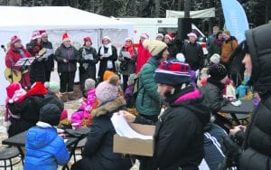 Mikko Alatalo ja Sonante-kuoro laulattavat yleisöä tapahtumatorilla.