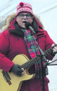 Trubaduuri Mikko Alatalo laulatti yleisöä tapahtumatorilla yhdessä Sonante-kuoron kanssa. Laulutapahtumasta vastasi Itä-Helsingin Yrittäjät.