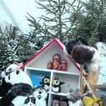 Joulupolun yhteydessä järjestettiin myös lelukeräys hyväntekeväisyysjärjestö Hopen kanssa. Kuvassa hienosti koristeltu lelukontti Urheilukalastajien rannassa.