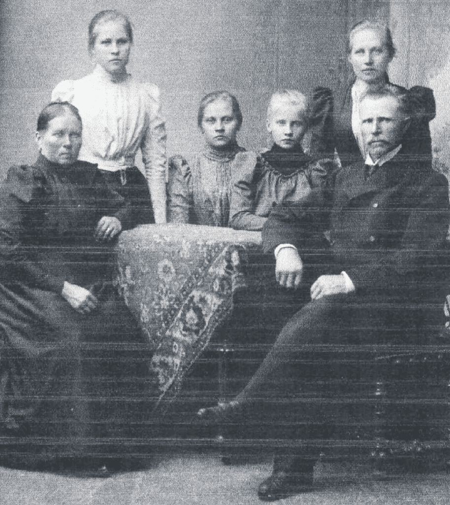 Kuvassa Fredrik Sund perheineen. Fredrik myi muun muassa maitoa Helsingin keskustaan. Keskellä perheen nuorin lapsi Edith Sund.