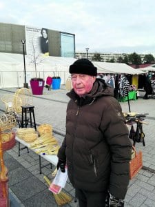 – Joulumarkkinoilla kauppa on käynyt ihan mukavasti, Mosaiikkitorin markkinoiden vakiokauppiaisiin kuuluva Ossi Engberg Kymen Rottingista totesi.