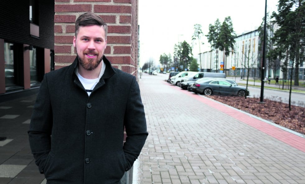 Porvoosta kotoisin oleva myyjä Janne Karvonen, 32, asuu perheineen Aurinkolahden Kahvikorttelissa.