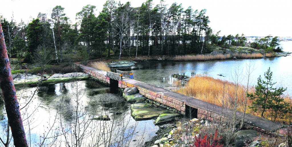 Nuottasaari ja sinne johtava silta. Kuva: Matti Koivisto