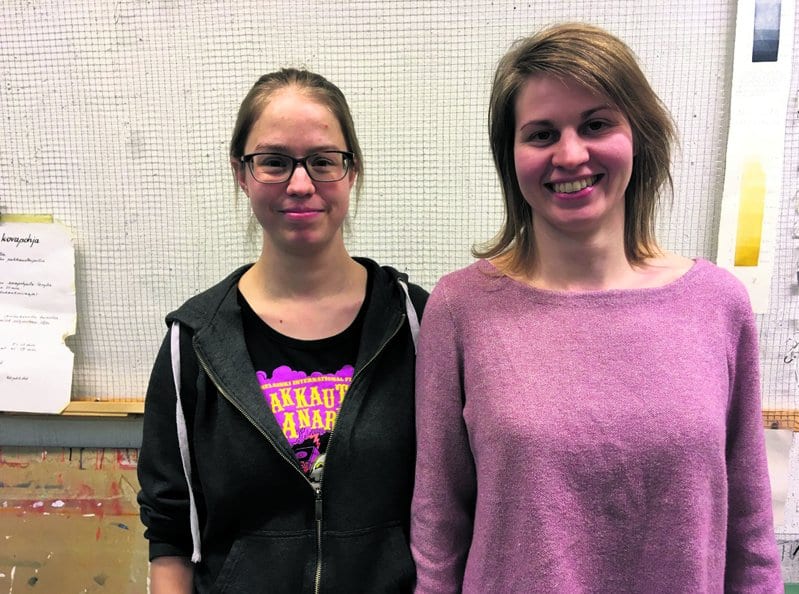 Saara Seppälä (vasemmalla) on Itä-Helsingin Taideseuran uusi puheenjohtaja ja Liisa Loponen uusi varapuheenjohtaja.