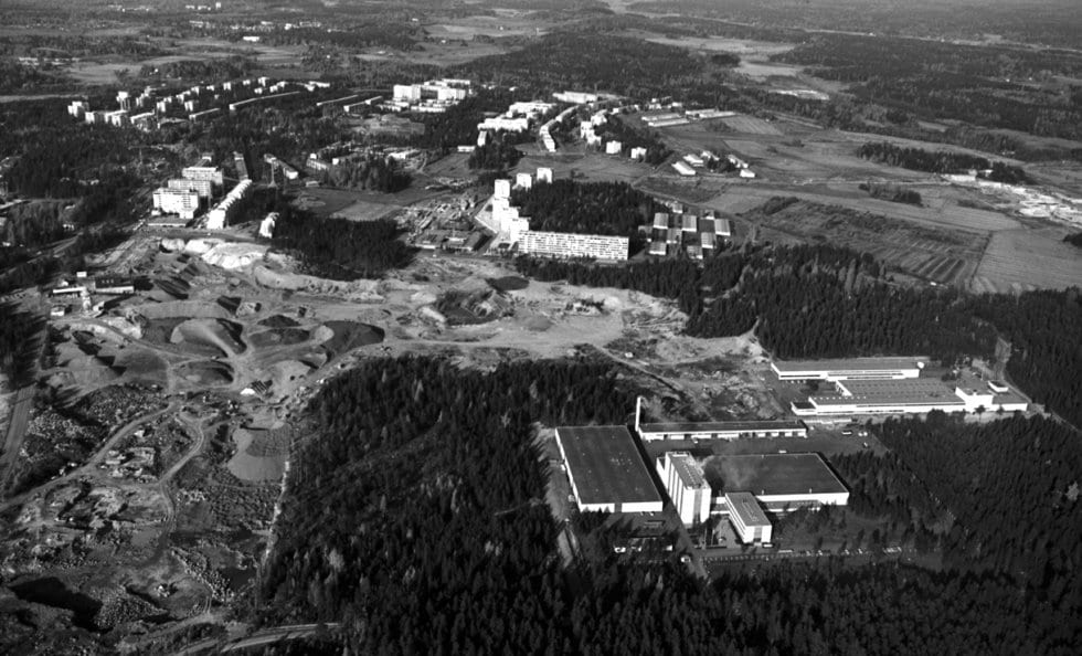 Viistoilmakuva pienlentokoneesta 12.10.1970 Vuosaaresta Pikku Kallahden suunnalta pohjoiseen. Vasemmalla näkyy Oy Saseka Ab:n hiekkakuoppia ja teollisuusaluetta. Oikealla Oy Gustav Paulig Ab:n tehdas. Kuva: Simo Rista, Helsingin kaupunginmuseo