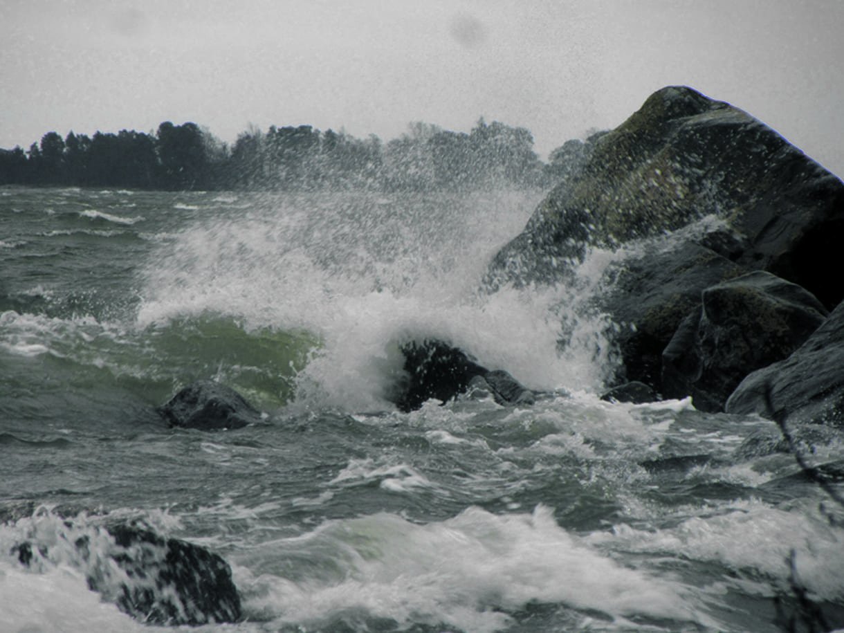 Elina-myrskyn aaltoja Skatanniemessä 10.2. Luonto näytti voimansa. Aivan huikean kaunista. Terveisin Tuomo Holopainen