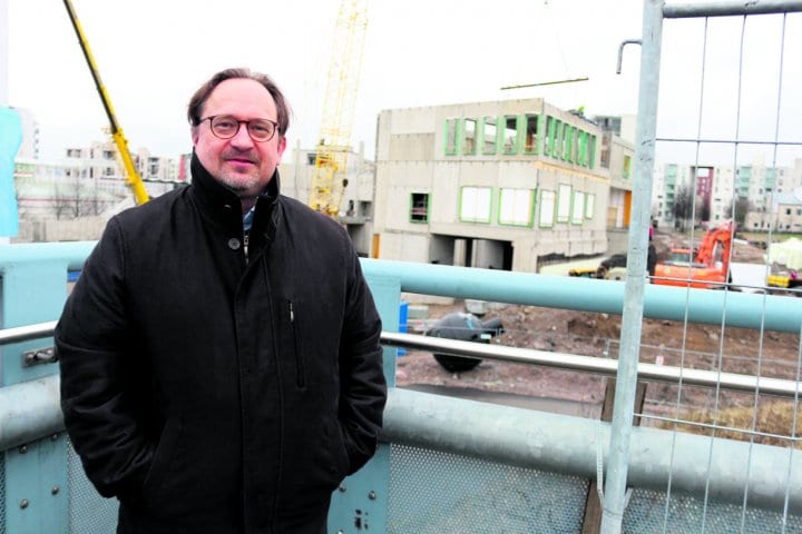 Ari Pauna Vuosaareen elokuussa 2021 valmistuvan uuden lukion työmaan edustalla. – Uusi lukio on iso investointi Vuosaaren ja lisää varmasti lähiömme vetovoimaa, Pauna toteaa.