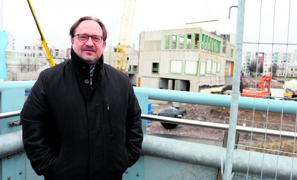 Ari Pauna Vuosaareen elokuussa 2021 valmistuvan uuden lukion työmaan edustalla. – Uusi lukio on iso investointi Vuosaaren ja lisää varmasti lähiömme vetovoimaa, Pauna toteaa.