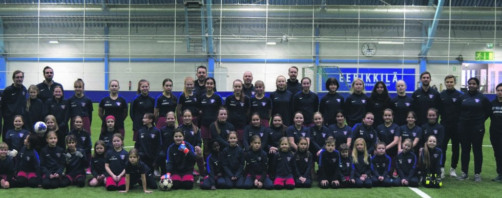 Eerikkilän leirille 28.2.–1.3. osallistuneet FC Viikinkien tyttöpelaajat ja valmentajat yhteiskuvassa.
