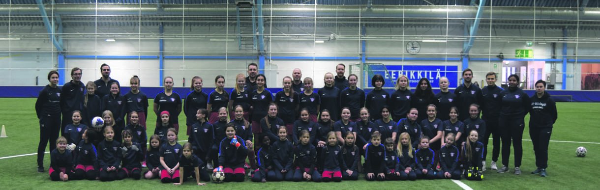 Eerikkilän leirille 28.2.–1.3. osallistuneet FC Viikinkien tyttöpelaajat ja valmentajat yhteiskuvassa.