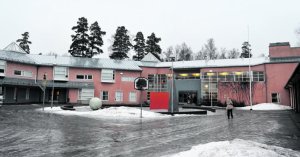 Kuvassa Merilahden peruskoulun rakennus.