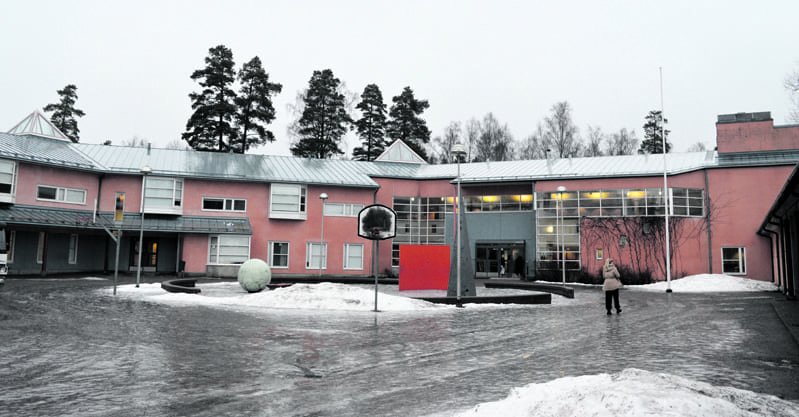 Koulut on suljettu, kuvassa Merilahden peruskoulun rakennus.