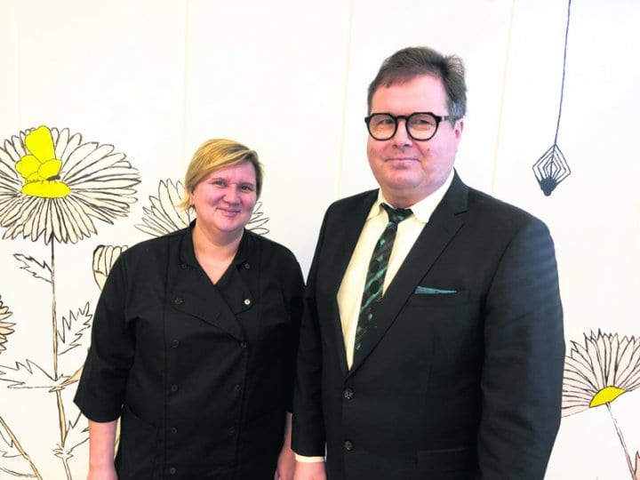 Kuvassa oikealla Vuosaaren peruskoulun rehtori Jukka Isohanni vierellään ruokapalveluvastaava Sanna Eklund.