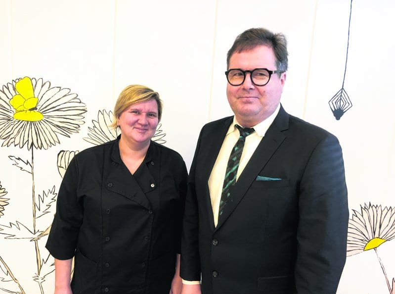 Kuvassa oikealla Vuosaaren peruskoulun rehtori Jukka Isohanni vierellään ruokapalveluvastaava Sanna Eklund.