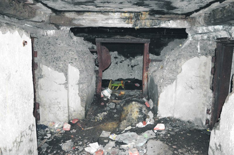 Skatan patterin betoniset suojavarustukset ovat kokeneet kovia. Katosta on myöhemmin poistettu suojana ollutta rautaa ja tiloissa on majoittunut monenlaista kulkijaa. Kuva: Eero Honkanen