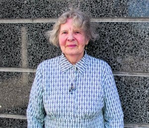 Vuosaaren keskustassa asuva eläkeläinen Elsa Hietanen, 87, on ollut vuosaarelainen vuodesta 2004.