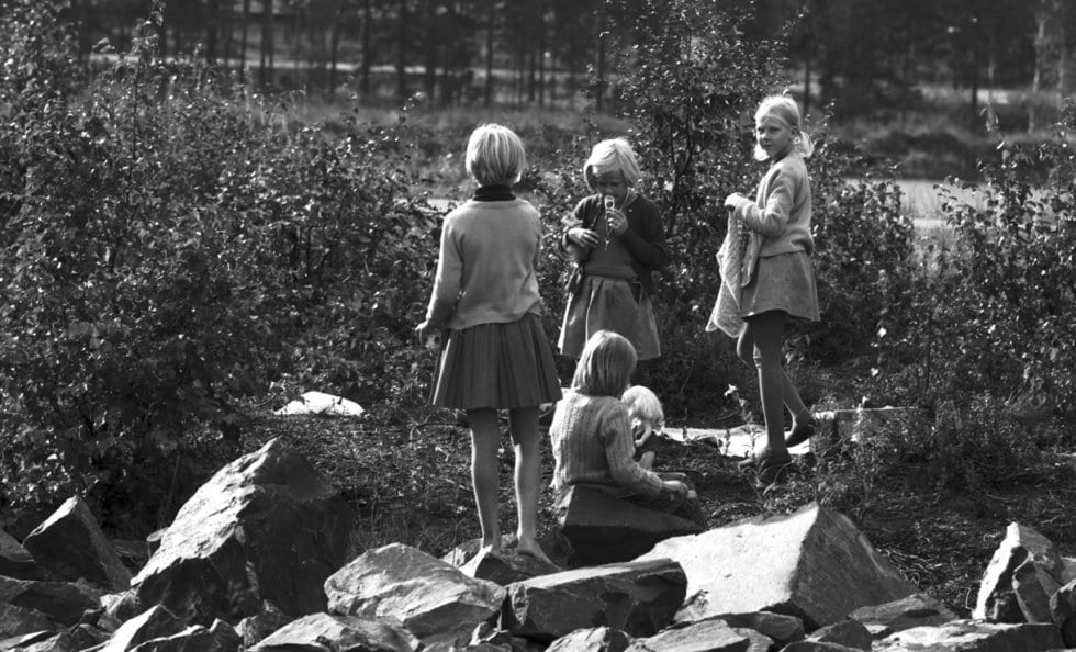 Kuva Pohjoisen ostoskeskuksen viereisellä Kangaslammella leikkivistä tytöistä syyskuussa 1970. Takana näkyy Kallvikintie. Kuva: Eeva Rista, Helsingin kaupunginmuseo