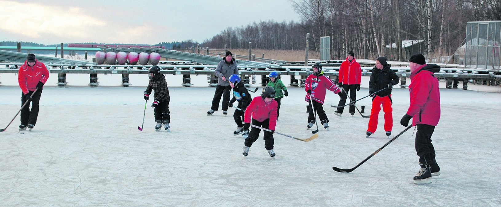 Vartiokylänlahdella voi hyvinä talvina pelata, luistella ja hiihtää. 