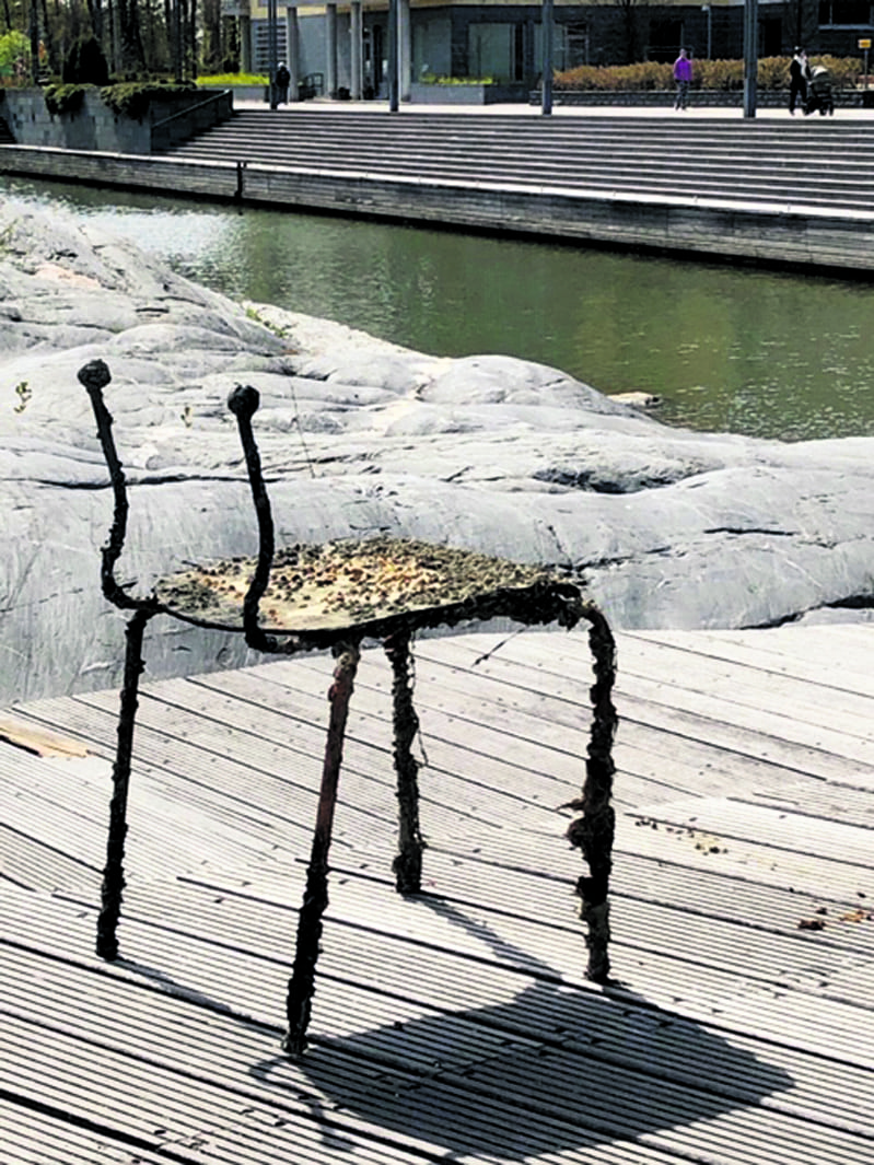 Tällainen tuolin runko on ilmestynyt Aurinkolahden Uutelan kanavan rantapenkereelle! Oiskohan nostettu merestä, kun on niin kaunis patina.        Kuva: Miia Joukokari