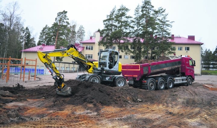 Väliaikaisen lisärakennuksen rakennustyöt Vuoniityn koulun pihalla ovat alkaneet.