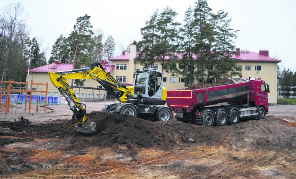 Väliaikaisen lisärakennuksen rakennustyöt Vuoniityn koulun pihalla ovat alkaneet.