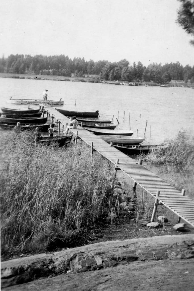 Lokitien päädyn vasemmalla puolella sijainneella rannalla uitiin venelaiturin vieressä ja otettiin aurinkoa joko laiturilla tai viereisellä kalliolla. Taustalla näkyy Vartiokylänlahti ja Vartiokylä. Kuva on 1950- ja 60-lukujen vaihteesta.