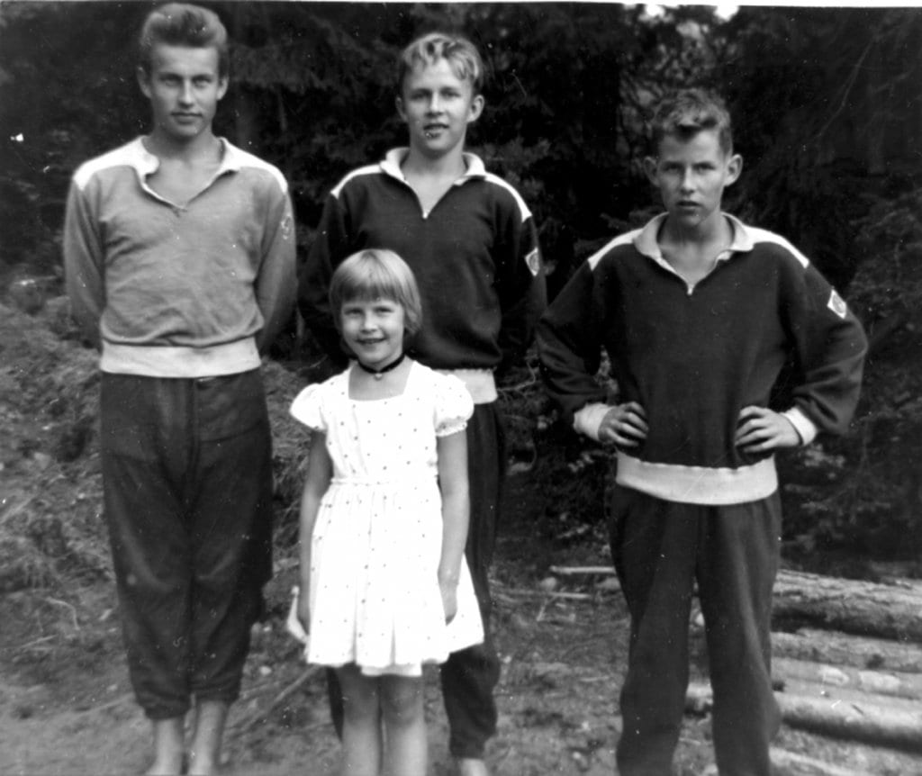 Noin vuoden 1960 paikkeilla otetussa kuvassa vasemmalta oikealle Wikströmin sisarukset Folke, Steve ja Peter. Etualalla on pikkusisko Beatrice, vanhin veli Dick Wikström puuttuu kuvasta.