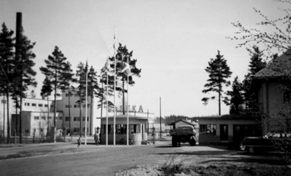 Sasekan tehtaan portti. Oikealla entinen ruokala, nykyinen kerhotalo Saseka. Kuva: Esa Rytkösen arkistot, kuvaaja tuntematon