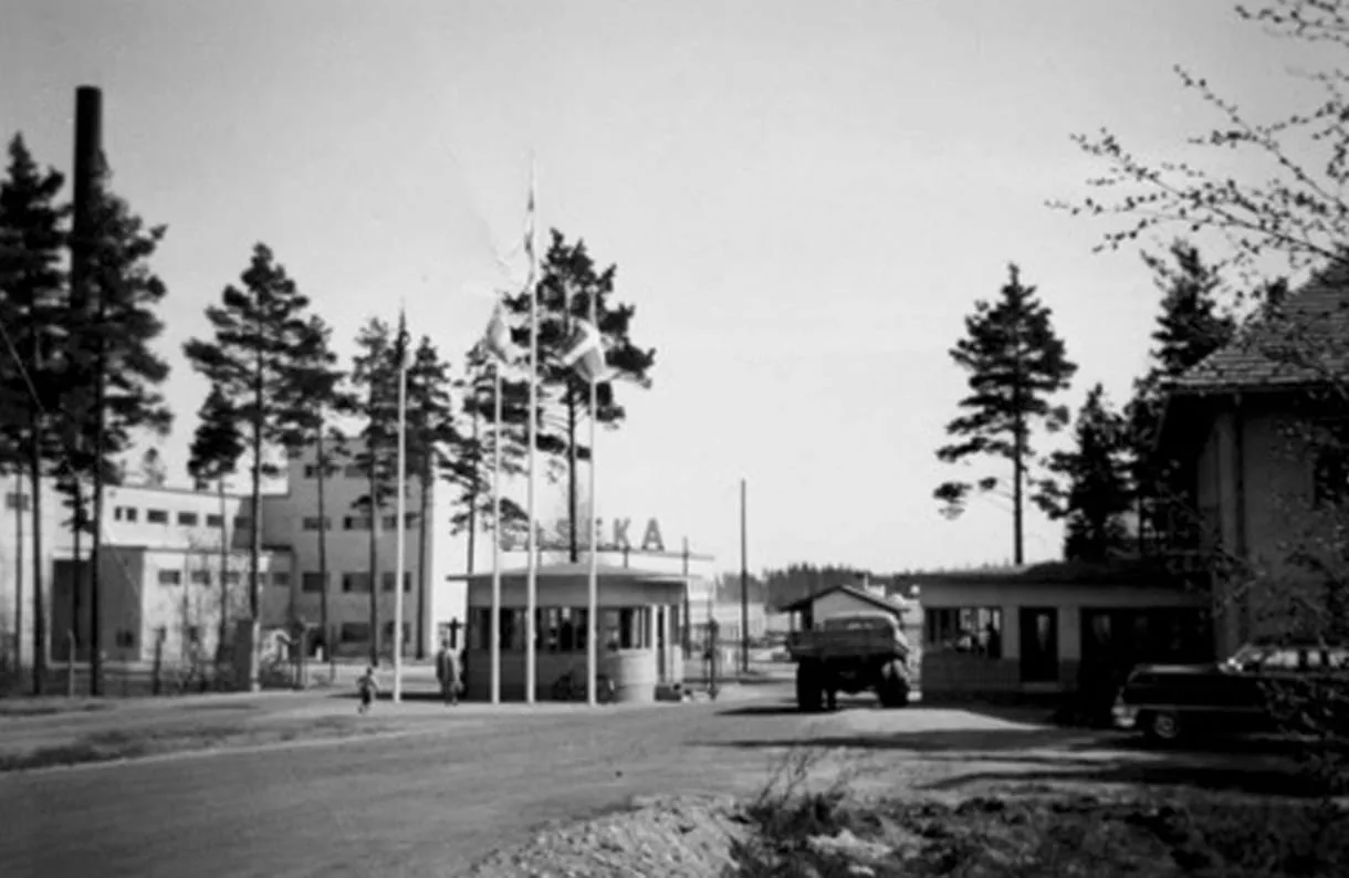 Sasekan tehtaan portti. Oikealla entinen ruokala, nykyinen kerhotalo Saseka. Kuva: Esa Rytkösen arkistot, kuvaaja tuntematon