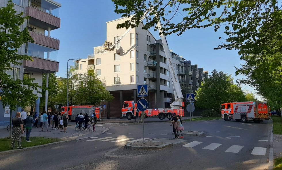 Lauantaina 30.5. noin kello 19 syttyi Kaivonkatsojantien ja Leikosaarentien risteyksessä sijaitsevassa kerrostalossa tulipalo. Pelastuslaitos sulki sammutustöiden vuoksi Leikosaarentien hetkeksi. Tulipalo saatiin nopeasti sammutettua ja paikalla tehtiin jälkiraivausta sekä savutuuletusta. Henkilövahingoilta selvittiin. Poliisi selvittää palon syttymissyytä.