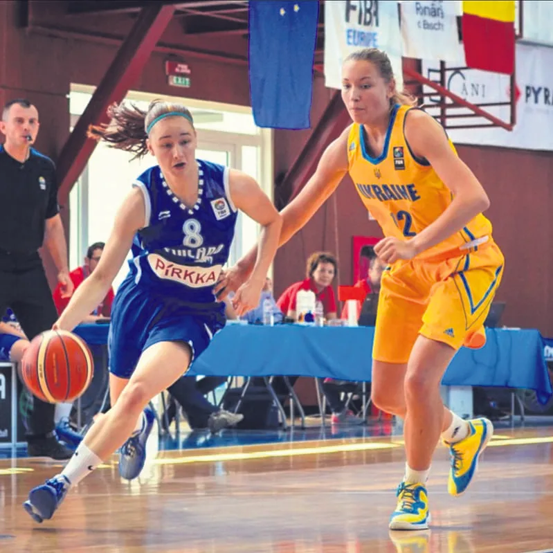 Karsten ohittamassa Ukrainan pelaajaa U18-maajoukkueessa.
