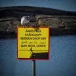 Uusi varoituskyltti Aurinkolahden rannalla