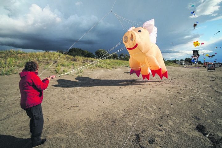 Marja Hjelt lennättämässä Miss Piggyä.