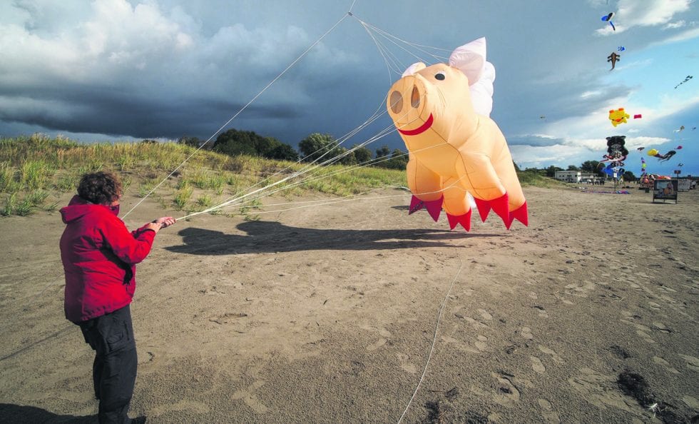 Marja Hjelt lennättämässä Miss Piggyä.