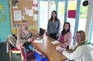 Monen eri toimijan ja sektorin neuvontaa sekä opastusta saa maanantaisin Haruspuistossa. Vasemmalla Suomen venäjänkielisten yhdistyksestä Alena Markava, seisomassa päiväkoti- ja kouluneuvoja Elena Silverang. Kuva: Eero Honkanen