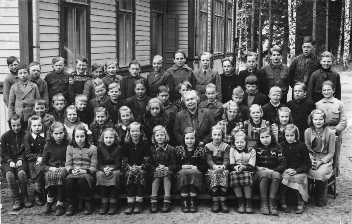 Nordsjö-Botby folkskolan koulukuva on otettu 10.4.1946. Jan-Olof Sillmanin isä Stig-Olof Sillman on kuvassa takarivissä seitsemäs oikealta katsottuna. Koulurakennus on yhä pystyssä Rantakiventiellä. Kuva: Jan-Olof Sillman