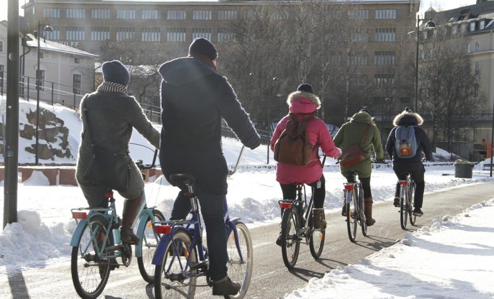 Talvikaudella 2020-2021 Helsingin tehostetun talvihoidon piirissä on kaikkiaan 52 kilometriä pyöräreittejä. Kuvassa talvipyöräilyä Baanalla helmikuussa 2017. Kuva: Helsingin kaupunki / Aki Antinkaapo.