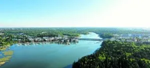 Havainnenäkymä Vartiokylänlahdelle etelästä, vasemmalla Puotilanranta ja oikealla Rastilanranta, taustalla Rastilan kartanon alue. Kuva: Kaupunkiympäristön toimiala / Voimagraphics Oy