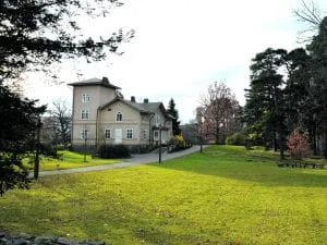 Kartanoa ympäröi laaja kartanopuisto.