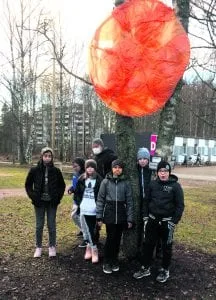 Johannes Honkala luokkansa kanssa Auringon alla.