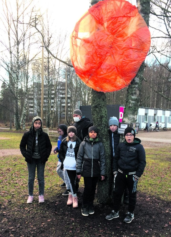 Johannes Honkala luokkansa kanssa Auringon alla.