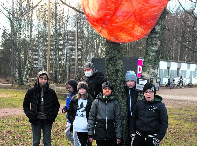 Johannes Honkala luokkansa kanssa Auringon alla.