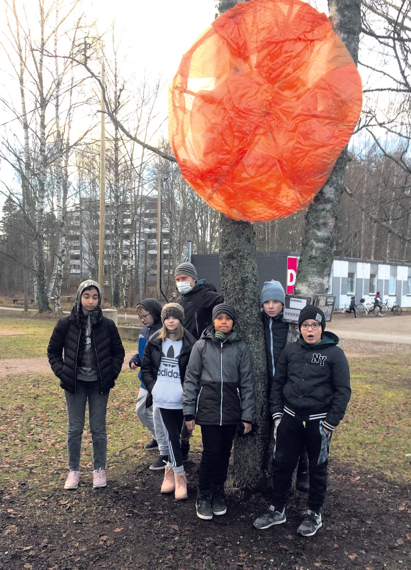 Johannes Honkala luokkansa kanssa Auringon alla.