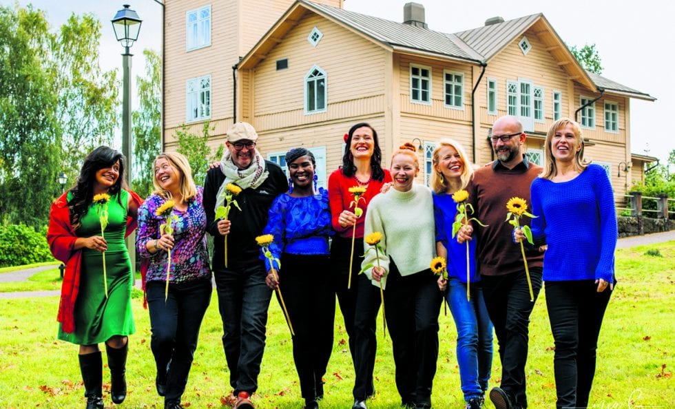 Vuosaaren kartanon kesän 2021 monikulttuuriset kielten ja taiteen opettajat Brenda Serralde (vas.), Helena Hasselblatt, Craig Wilkinson, Clarice Omondi, Heini Haapaniemi, Iiris Autio, Päivi Pätsi, Matti Halén ja Satu Pursiainen. Ryhmä täydentyy vielä apuopettajilla kutakin kurssia varten.