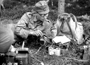 Kuvassa sotamies Richard Ploon harjoittelee kyynelradion käyttöä. Kuva: Kouvolan Sotilasradiomuseon arkisto