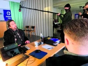 Saseka-talon tiloissa Ilari Johansson (vas.), joka näyttelee sarjassa rikostutkija Markus Uusitaloa. Kuva: Antti Leppälä / Yellow Film & TV