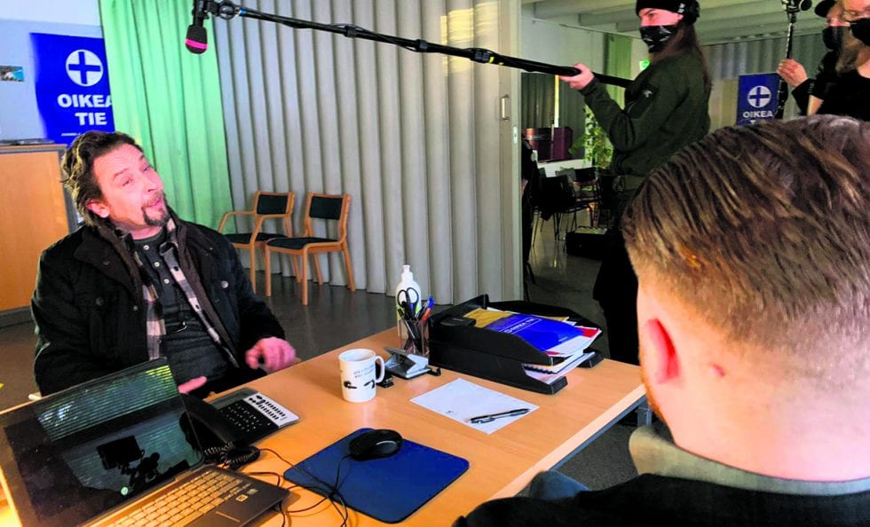 Saseka-talon tiloissa Ilari Johansson (vas.), joka näyttelee sarjassa rikostutkija Markus Uusitaloa. Kuva: Antti Leppälä / Yellow Film & TV