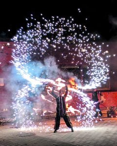 Maria Baric Companyn upea tulishow nähtiin Vuotalon Valojuhlassa lukion edustalla lauantaina 14.11. Kuva: Matti Pöhö