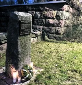 Vuosaari-Seura toimitti 6.12. itsenäisyyspäivän seppeleen jatkosodan muistomerkille Vuosaaren kartanolla. Kuva: Satu Toivonen